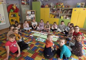 układają historyjkę o czekoladzie