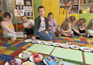 układają historyjkę o czekoladzie