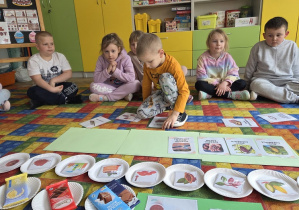 układają historyjkę o czekoladzie