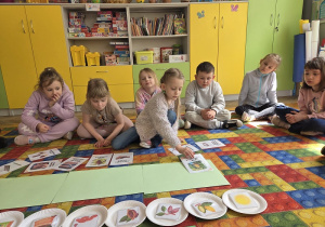 układają historyjkę o czekoladzie