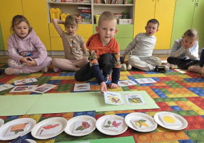 układają historyjkę o czekoladzie