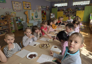 dzeci smakują czekoladę