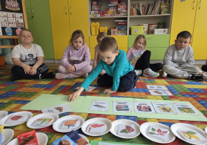 układają historyjkę o czekoladzie