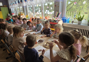 dzieci smakują czekoladę