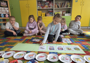 układają historyjkę o czekoladzie