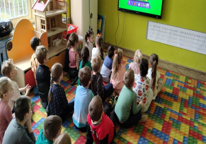 słuchamy bajki o piramidzie żywienia