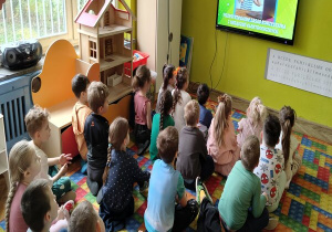 słuchamy bajki o piramidzie żywienia