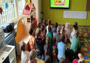 słuchamy bajki o piramidzie żywienia