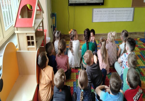 słuchamy bajki o piramidzie żywienia