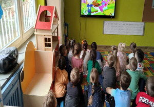 słuchamy bajki o piramidzie żywienia