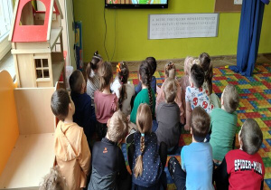 słuchamy bajki o piramidzie żywienia