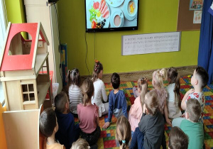 słuchamy bajki o piramidzie żywienia