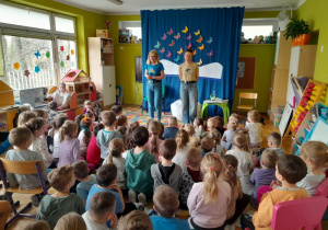 Dzieci słuchają opowieści o stonodze Jadzi