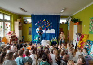 Dzieci słuchają opowieści o stonodze Jadzi