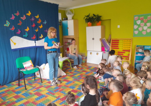 Dzieci słuchają opowieści o stonodze Jadzi
