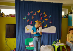 Dzieci słuchają opowieści o stonodze Jadzi