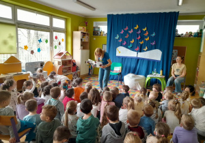 Dzieci słuchają opowieści o stonodze Jadzi