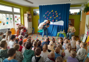 Dzieci poznają stonogę Jadzię