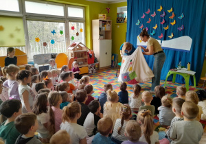 Dzieci poznają stonogę Jadzię