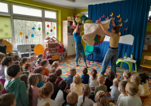 Dzieci poznają stonogę Jadzię