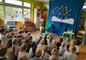 Dzieci poznają stonogę Jadzię