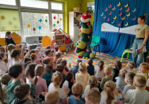 Dzieci poznają stonogę Jadzię