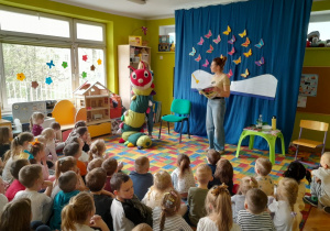 Dzieci poznają stonogę Jadzię