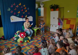 Dzieci poznają stonogę Jadzię