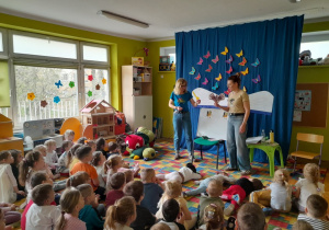 Dzieci poznają stonogę Jadzię