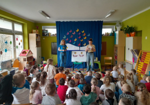 Dzieci poznają stonogę Jadzię