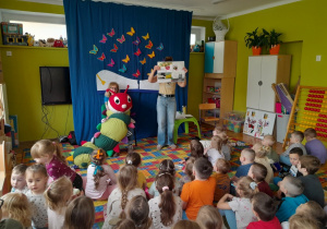 Dzieci poznają stonogę Jadzię