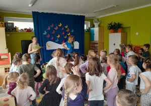 Dzieci poznają stonogę Jadzię