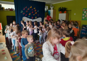 Dzieci poznają stonogę Jadzię