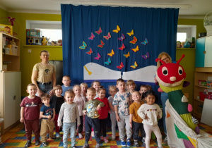 Zdjęcie grupowe wraz z stonogą Jadzią