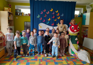 Zdjęcie grupowe wraz z stonogą Jadzią