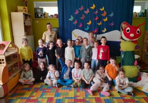 Zdjęcie grupowe wraz z stonogą Jadzią