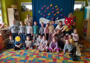 Zdjęcie grupowe wraz z stonogą Jadzią