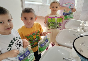 dzieci z liśćmi sałaty