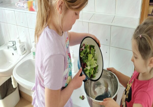 przesypywanie umytych liści sałaty