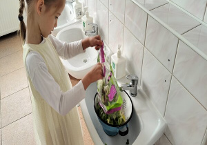 dziewczynka wsypuje liście sałaty