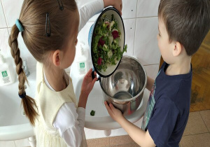 przesypywanie liści sałaty do miski