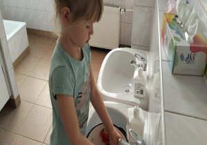 dziewczynka myje pomidorki koktajlowe