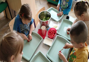 kroimy składniki do sałatki