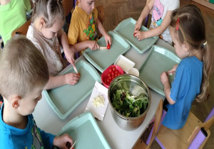 kroimy składniki do sałatki