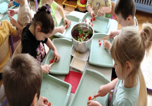 kroimy składniki do sałatki