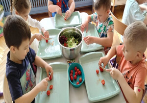 kroimy składniki do sałatki