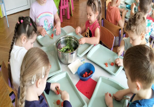 kroimy składniki do sałatki