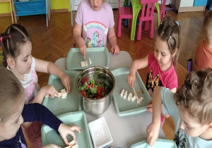 kroimy ser feta do sałatki