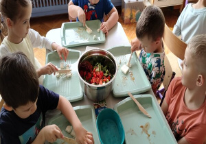 kroimy ser feta do sałatki