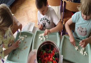 kroimy składniki do sałatki